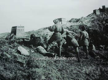 Trong khi đó, bộ binh thuộc Sư đoàn 8 của quân đội Nhật Bản, đã thiết lập đầu cầu để vượt tường thành, bao vây và xông vào các thành lũy, trong khi ba xe tăng I-Go Kiểu 89, mới tham chiến lần đầu tiên, hỗ trợ hỏa lực bằng pháo 57mm và súng máy trên xe.