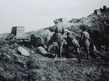 Trong khi đó, bộ binh thuộc Sư đoàn 8 của quân đội Nhật Bản, đã thiết lập đầu cầu để vượt tường thành, bao vây và xông vào các thành lũy, trong khi ba xe tăng I-Go Kiểu 89, mới tham chiến lần đầu tiên, hỗ trợ hỏa lực bằng pháo 57mm và súng máy trên xe.