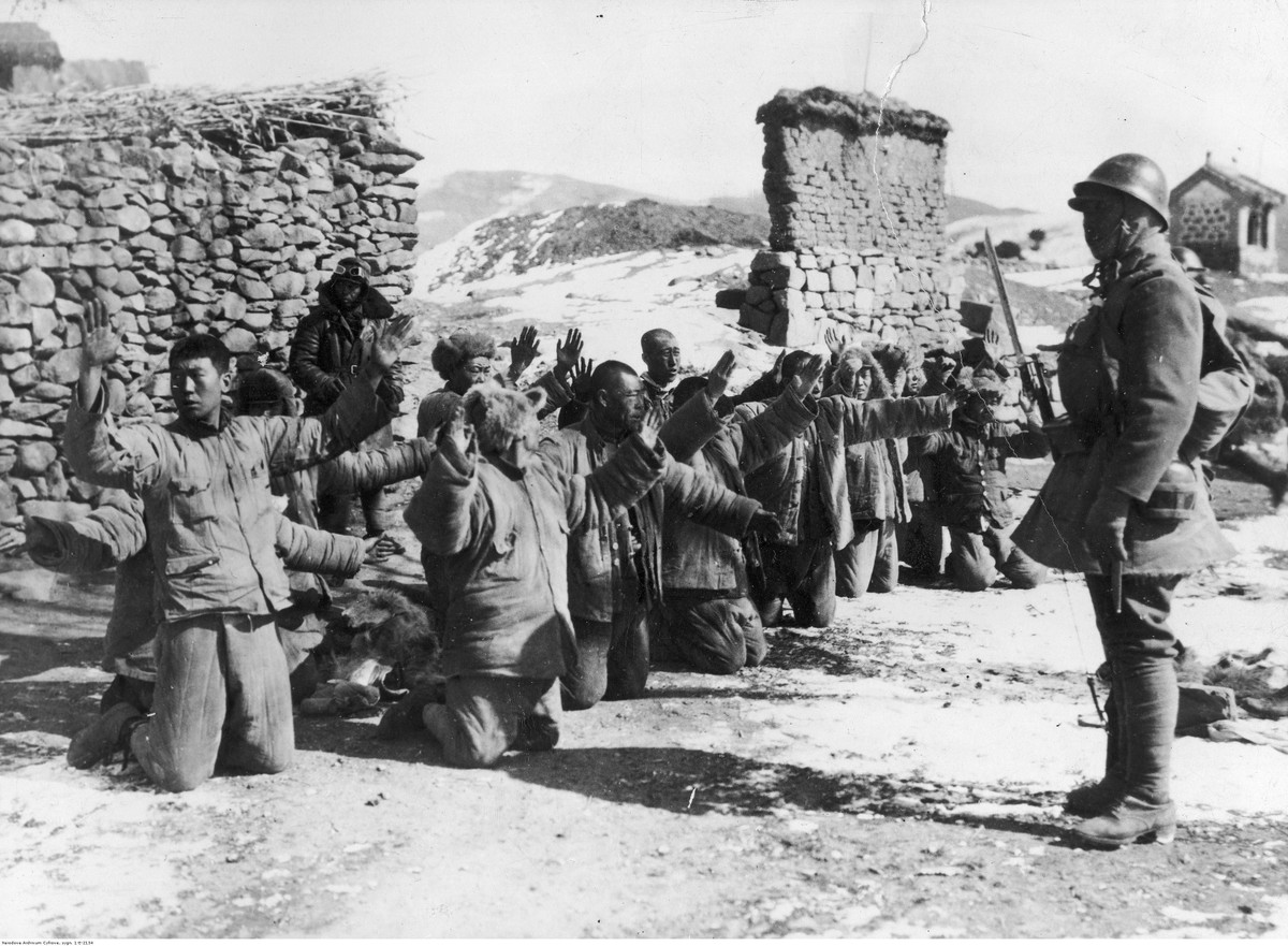 Quân đội Trung Quốc phòng ngự tại đây là Trung đoàn 626 đã bị đánh thiệt hại nặng do trang bị quá kém, khi chỉ một số được trang bị súng trường và một ít súng máy hạng nhẹ, thậm chí một số binh lính chỉ được trang bị súng ngắn và đao. Vũ khí nặng nhất của họ là một số ít súng máy Maxim và súng cối hạng nhẹ, do vậy phải rút lui vào cuối ngày.