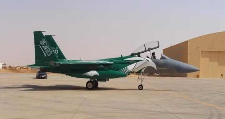 Một cơ hội duy nhất để có được mẫu máy bay này đã đến với các đối thủ của Mỹ. Đó là khi phi công của Không quân Hoàng gia Saudi đào tẩu cùng chiếc tiêm kích F-15 sang Sudan, quốc gia thời bấy giờ có mối quan hệ đặc biệt thân thiết với Trung Quốc.