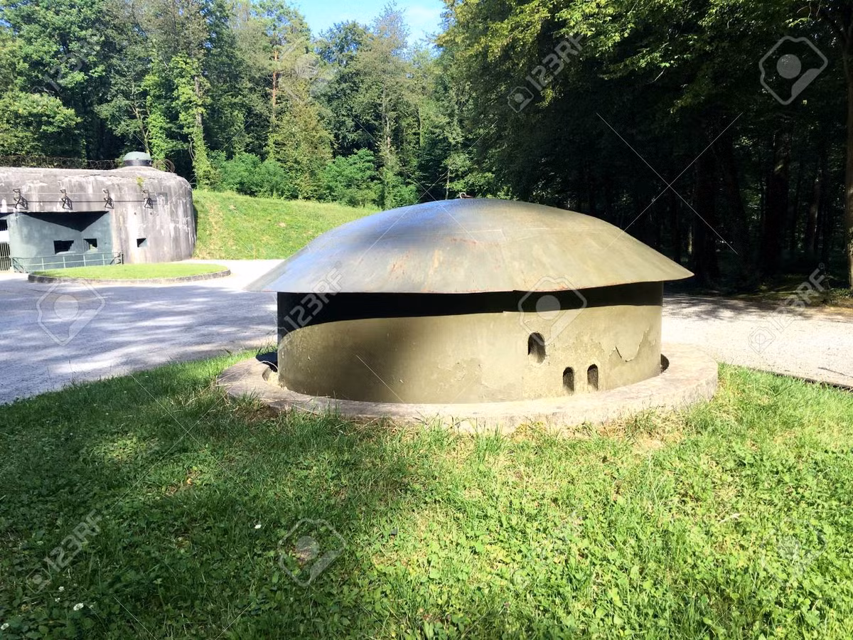 Với sự kiên cố của phòng tuyến Maginot, các nhà lãnh đạo Quân đội Pháp nghĩ rằng, chỉ cần lực lượng dự bị là có thể cầm chân quân Đức; còn lực lượng tinh nhuệ nhất, tập trung phòng ngự ở phía Bắc nước Pháp, nơi họ sẽ ngăn chặn hướng tiến công của Đức qua Bỉ, như vào năm 1914.