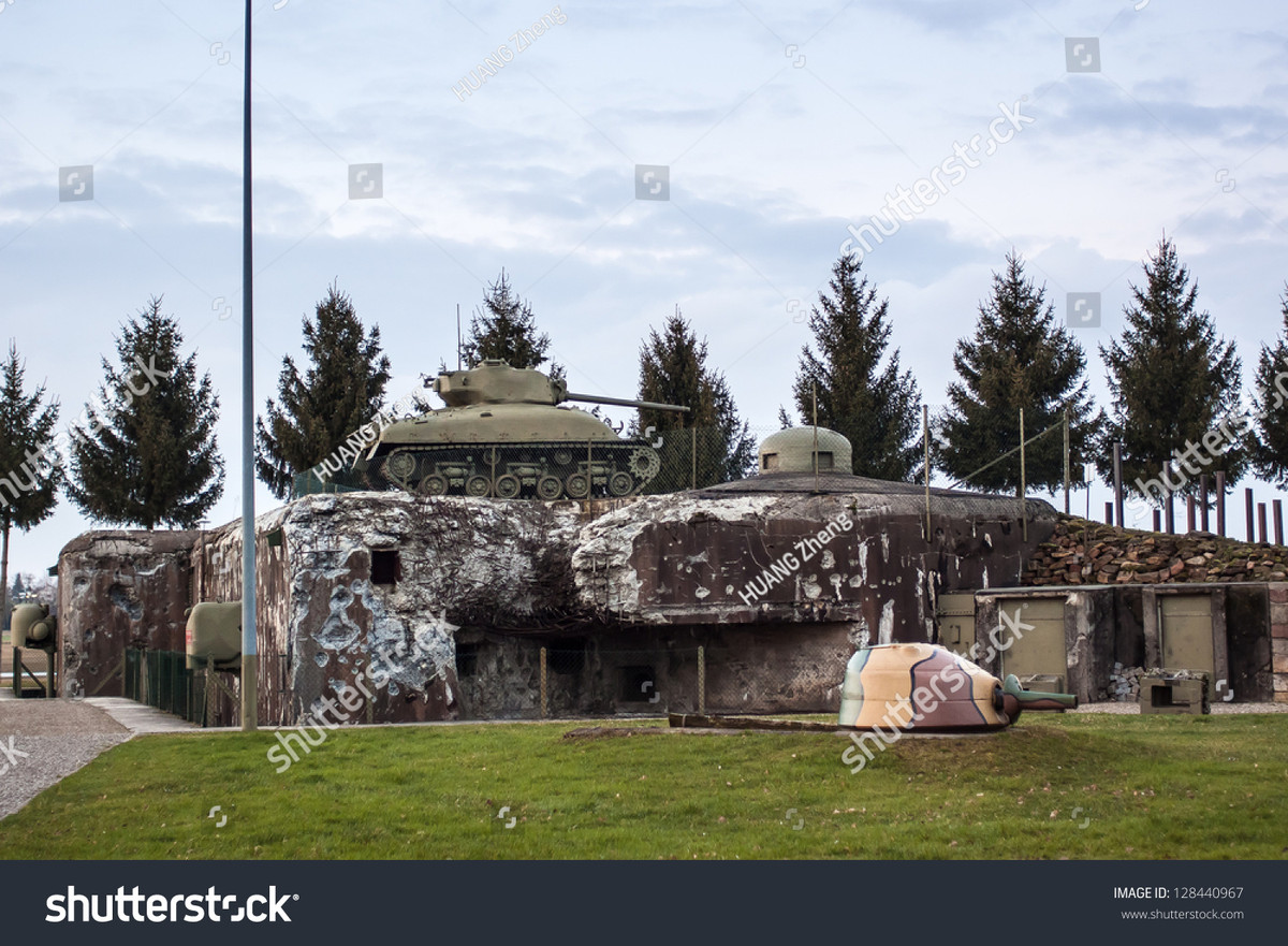 Phòng tuyến Maginot là một thành tựu kỹ thuật ấn tượng về các tháp canh trang bị pháo, có thể thu vào có thể nhô lên khỏi mặt đất, các tổ súng máy kiên cố và hầm ngầm rộng lớn, với đường giao thông nối liền. Pháp hy vọng với sự kiên cố của phòng tuyến Maginot, có thể cầm chân được Quân đội Đức.