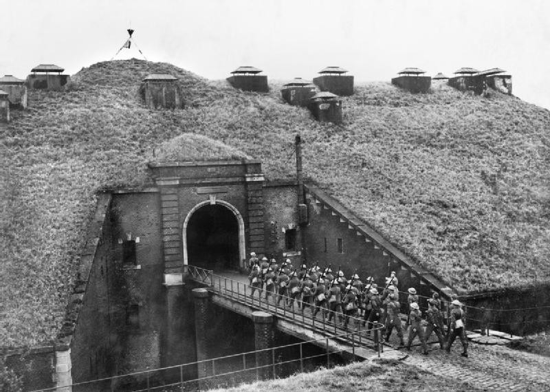 Với triết lý quân sự này, phòng tuyến Maginot là một ý tưởng hợp lý. Đó là một tuyến gồm gần sáu nghìn pháo đài, lô cốt, hàng rào cự mã và các công sự khác dọc theo biên giới Pháp-Đức; bắt đầu từ phía nam gần Thụy Sĩ và kéo dài về phía bắc đến biên giới Pháp-Luxembourg.