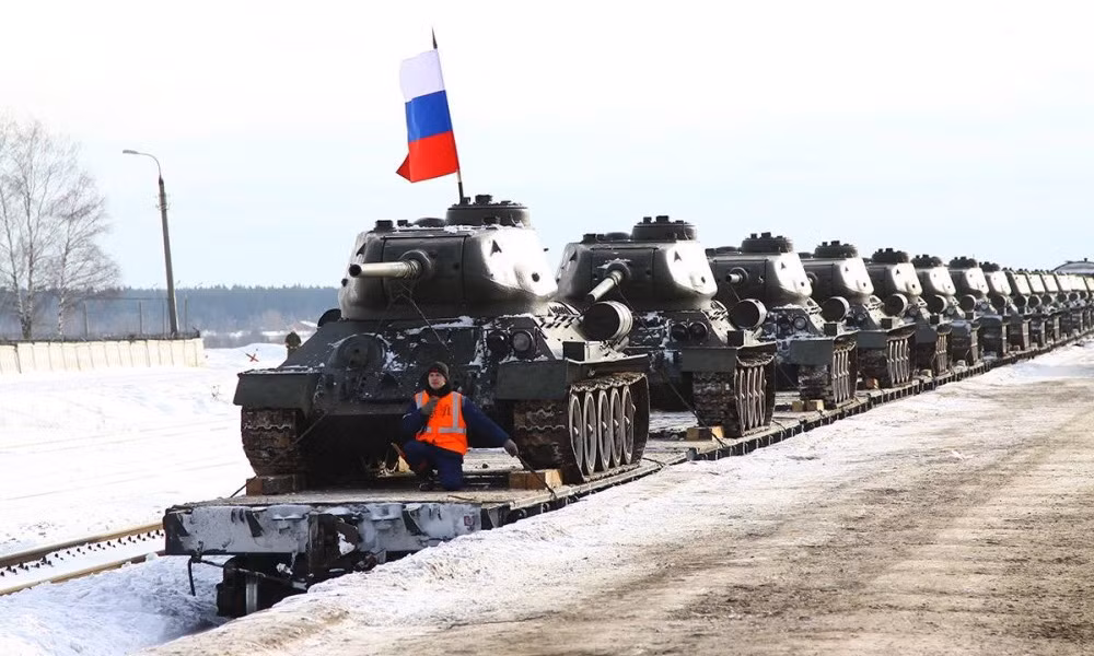 T-34 từng là một trong những khí tài chủ lực của Hồng quân Liên Xô trong Thế chiến hai. Khoảng 100.000 xe tăng loại này đã được chế tạo trong suốt lịch sử, giúp T-34 trở thành xe tăng được sản xuất nhiều nhất thế giới. Nguồn ảnh: Pinterest.