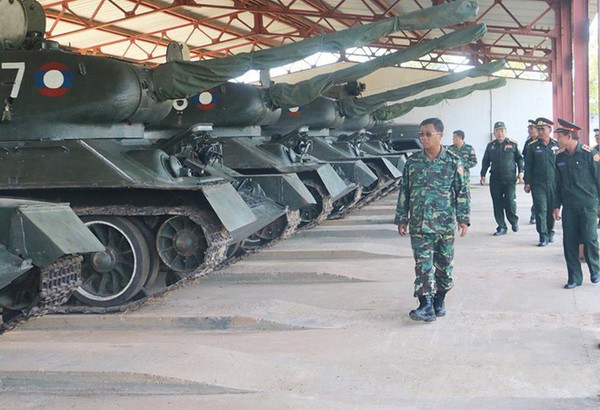 Trong cuộc duyệt binh năm ngoái, theo đề nghị của Moscow, Lào đã bán lại khoảng 30 xe tăng T-34 vẫn còn hoạt động tốt từ thời Thế chiến hai cho Nga để sử dụng cho các cuộc duyệt binh lịch sử hay trưng bày bảo tàng. Toàn bộ số xe tăng này đã vượt qua hành trình khoảng 4.500km trên biển để trở về quê hương Nga.