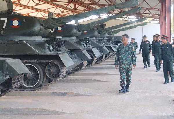 Trong cuộc duyệt binh năm ngoái, theo đề nghị của Moscow, Lào đã bán lại khoảng 30 xe tăng T-34 vẫn còn hoạt động tốt từ thời Thế chiến hai cho Nga để sử dụng cho các cuộc duyệt binh lịch sử hay trưng bày bảo tàng. Toàn bộ số xe tăng này đã vượt qua hành trình khoảng 4.500km trên biển để trở về quê hương Nga.