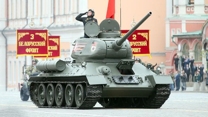 Xe tăng T-34 đã tham gia diễu hành quân sự trên Quảng trường Đỏ, tái hiện lịch sử các trận chiến trên tiền tuyến trong chiến tranh, thể hiện khả năng của chúng tại Diễn đàn Kỹ thuật Quân sự Quốc tế Army 2020 và Đại hội Thể thao Quân đội Quốc tế cùng năm.