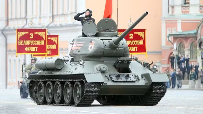 Xe tăng T-34 đã tham gia diễu hành quân sự trên Quảng trường Đỏ, tái hiện lịch sử các trận chiến trên tiền tuyến trong chiến tranh, thể hiện khả năng của chúng tại Diễn đàn Kỹ thuật Quân sự Quốc tế Army 2020 và Đại hội Thể thao Quân đội Quốc tế cùng năm.