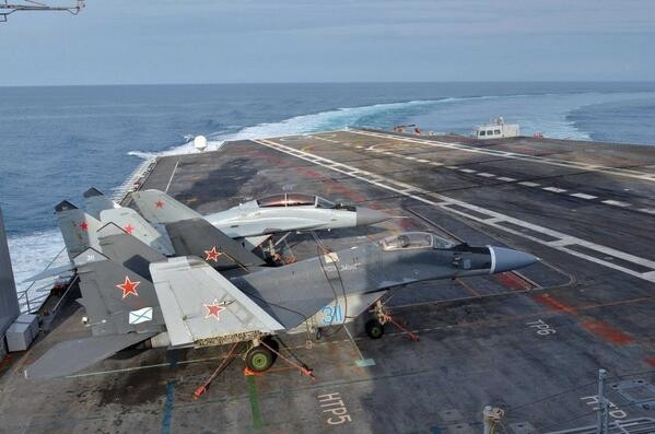 28 máy bay MiG-29K đã được trang bị cho tàu sân bay, tuy nhiên so sánh giữa các tiêm kích hạm MiG - Su, các chuyên gia quân sự Nga đánh giá MiG-29K có nhiều tính năng kém hơn so với Su-33 là thành phần cơ bản trong trang bị của Kuznetsov trước đó.