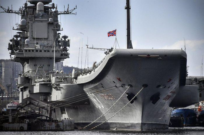 Con tàu này có tên khai sinh là Leonid Brezhnev khi bắt đầu chế tạo năm 1982. Năm 1985, tàu chuyển tên thành Riga, hai năm sau đó, lại đổi thành Tbilisi. Năm 1990, nó có tên hiện nay là Đô đốc Kuznetsov. Giới phân tích phương Tây gọi đây là "Con tàu có nghìn cái tên".