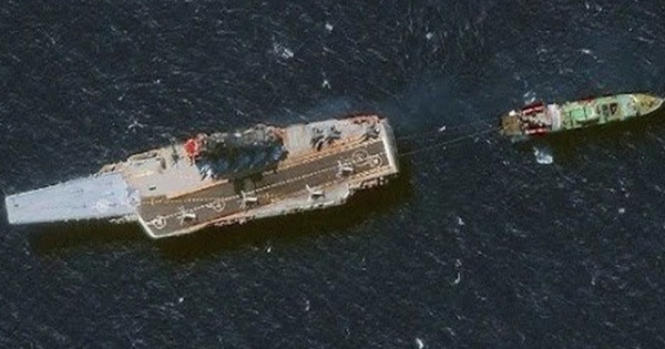 Tàu sân bay Kuznetsov mỗi lần đi biển luôn có một chiếc tàu kéo đi kèm. Nếu động cơ của tàu sân bay gặp sự cố, tàu kéo này sẽ làm nhiệm vụ kéo tàu sân bay về cảng. Đây là vấn đề muôn thuở của tàu sân bay Kuznetsov cũng như chiếc Varyag đã bán cho Trung Quốc.