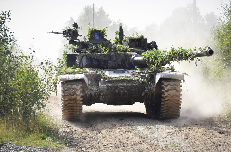 Hệ thống ngắm bắn M4CZ của pháo thủ trên xe tăng chủ lực T-72M4CZ, có khả năng ngắm ngày/đêm với tính năng ổn định đường ngắm hai mặt phẳng, máy đo xa laser, kênh ảnh nhiệt với tầm nhìn xa đến 4.000 mét và màn hình hiển thị điều kiện bắn được tích hợp trong ống ngắm.