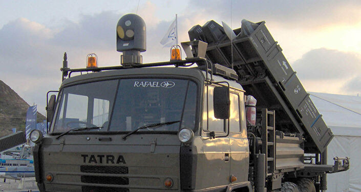 Ngoài hệ thống radar trinh sát rất khó gây nhiễu vừa nêu, tổ hợp tên lửa phòng không SPYDER còn có các khí tài trinh sát quang điện tử TOPLITE trang bị cho từng xe bệ phóng, để làm kênh trinh sát dự phòng trong trường hợp hệ thống trinh sát radar bị gây nhiễu hoặc phá huỷ.