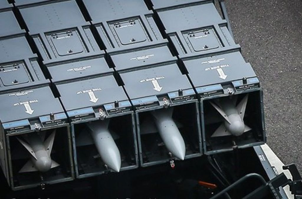 Các đạn tên lửa của tổ hợp tên lửa phòng không SPYDER cũng được thiết kế để có thể miễn nhiễm với gây nhiễu điện tử, với các đạn có đầu tự dẫn ảnh nhiệt hồng ngoại 2 băng sóng và đạn có đầu tự dẫn ra đa chủ động.