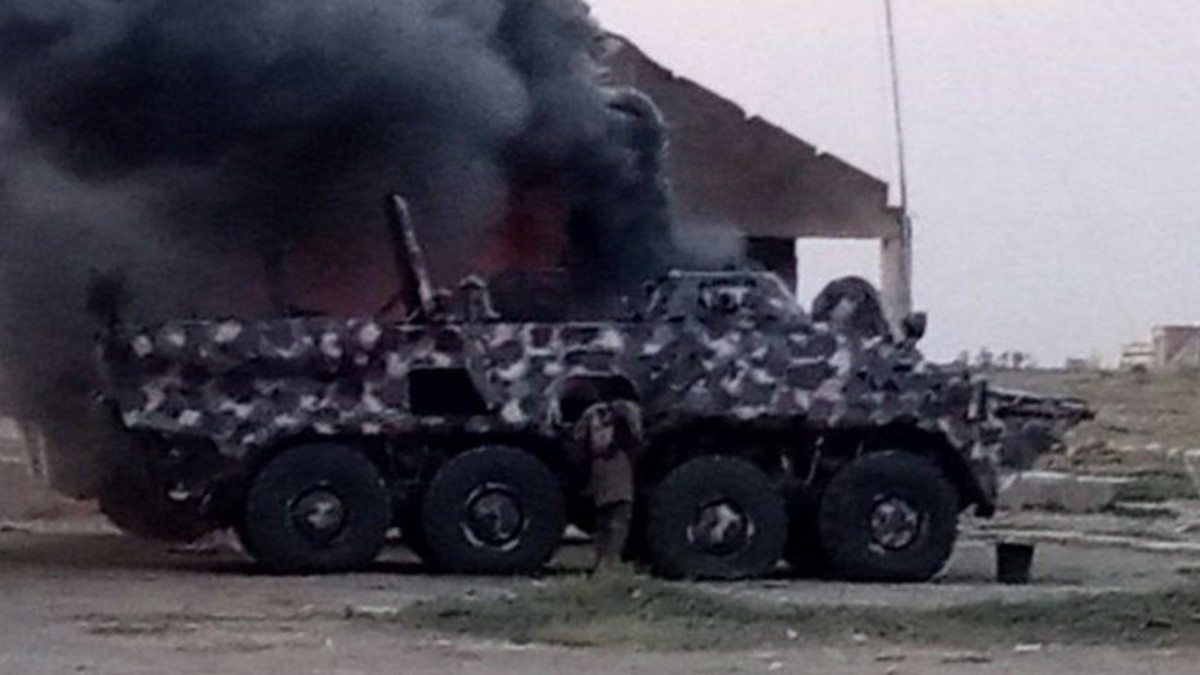 Trước đó Ukraine đã kí hợp đồng cung cấp các xe bọc thép chở quân BTR-3 cho quốc gia châu Phi này và đã hoàn tất bàn giao vào tháng 2/2013, khi chuyến hàng cuối cùng bằng đường biển chở 4 chiếc BTR-3 từ Ukraine đã cập cảng Nigeria.