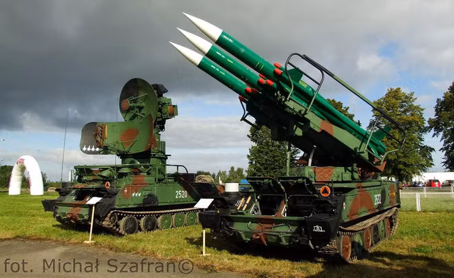 Lực lượng phòng không Syria được trang bị 650 hệ thống tên lửa phòng không S-75, S-125 và S-200; 300 hệ thống phòng không di động 2K12, hệ thống tên lửa - pháo phòng không tầm thấp Pantsir S-1 và hệ thống phòng không Buk.