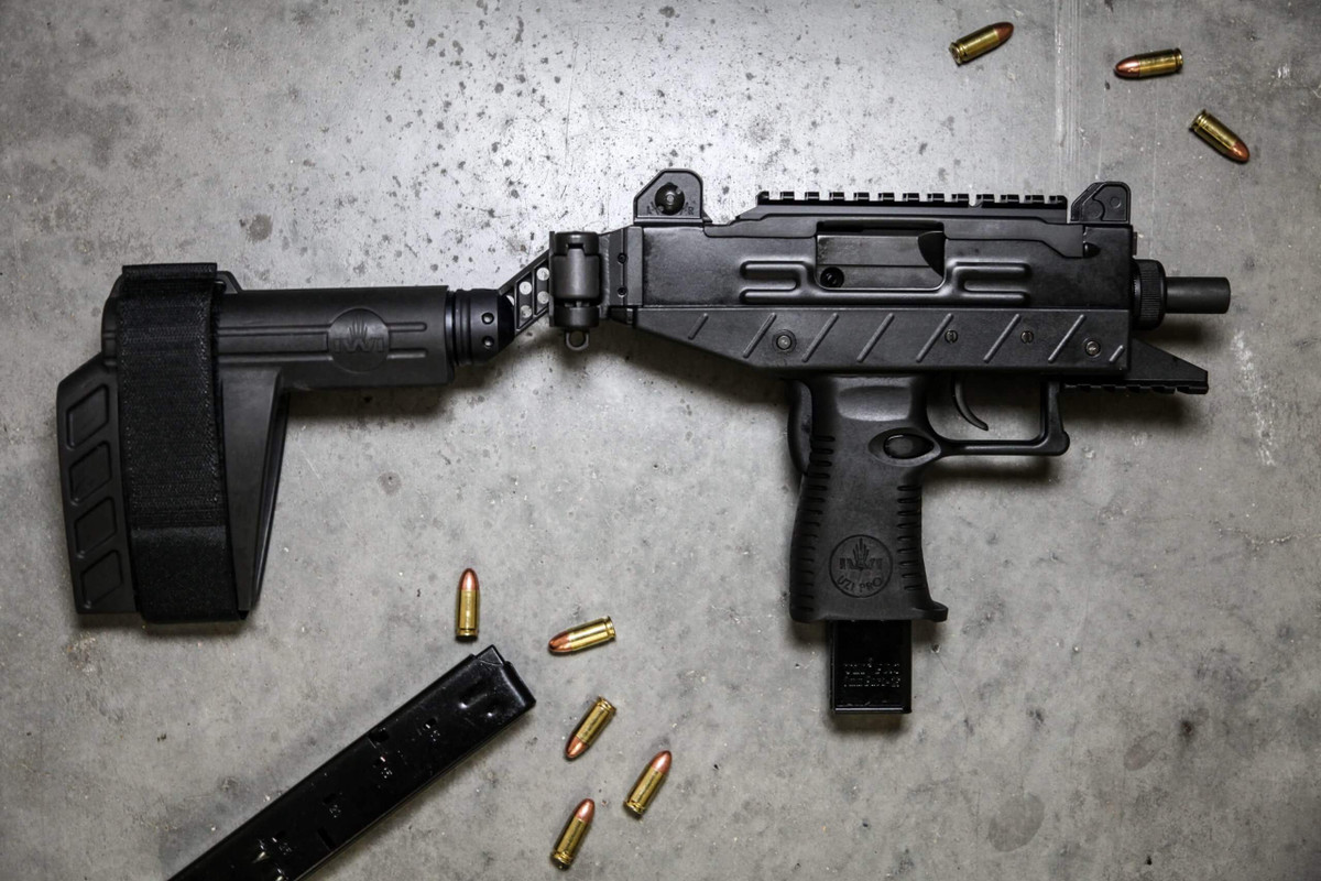 Không giống như các biến thể Uzi khác, đã được giới thiệu trong sáu thập kỷ qua, phiên bản này có tay kéo khóa nòng bên trái (hoặc bên phải để cho người thuận cả tay phải hay tay trái) thay vì ở phía trên; mục đích để phía trên bố trí ray Picatinny, lắp các phụ kiện.