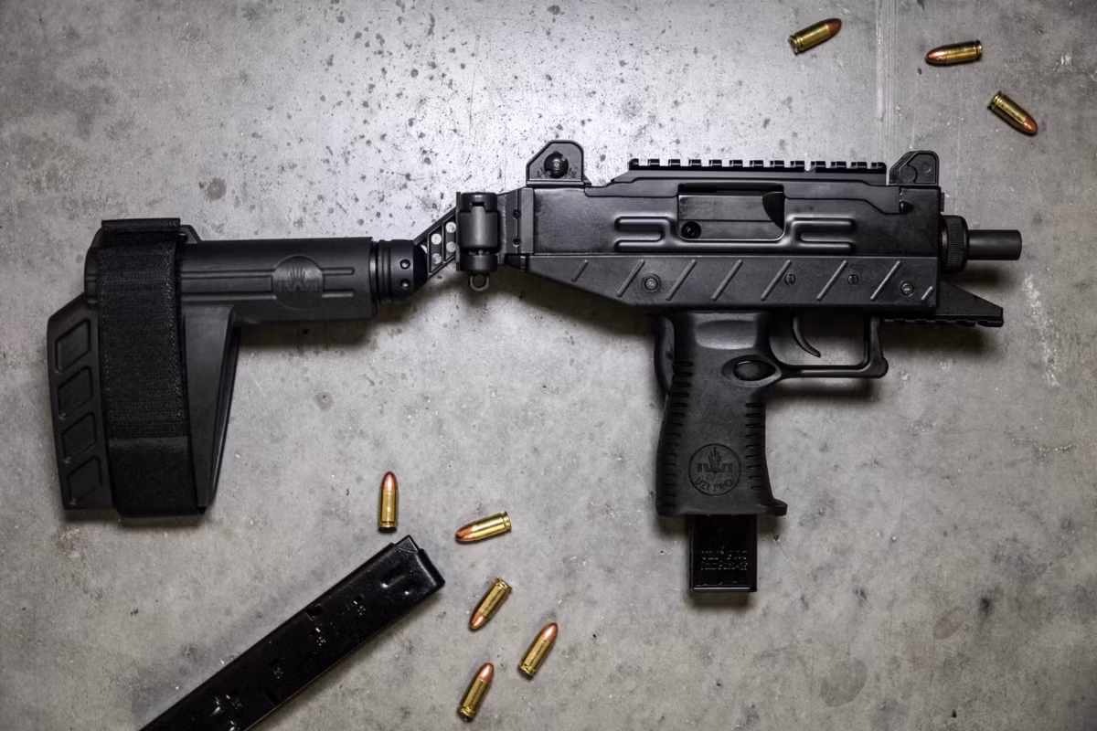 Không giống như các biến thể Uzi khác, đã được giới thiệu trong sáu thập kỷ qua, phiên bản này có tay kéo khóa nòng bên trái (hoặc bên phải để cho người thuận cả tay phải hay tay trái) thay vì ở phía trên; mục đích để phía trên bố trí ray Picatinny, lắp các phụ kiện.