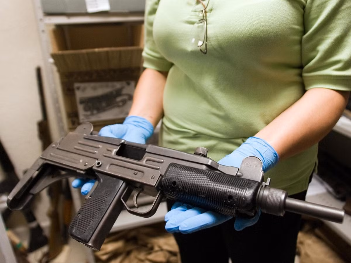 Độ tin cậy của khẩu Uzi đã được thử nghiệm và chứng minh trong nhiều cuộc xung đột, tuy nhiên trong Chiến dịch Sinai (Chiến tranh Sáu ngày năm 1967), Uzi nằm trong số rất nhiều vũ khí nhỏ, trở thành nạn nhân của cát và bụi.