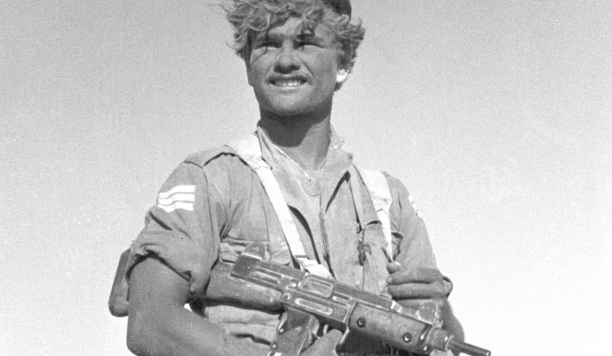 Khẩu súng tiểu liên mới, được đặt tên bằng chính tên của người phát minh ra nó: Tiểu liên Uzi. Uzi được biên chế cho Lực lượng đặc nhiệm Phòng vệ Israel (IDF) vào năm 1954 và được đưa vào sử dụng hàng loạt trong quân đội Israel hai năm sau đó.