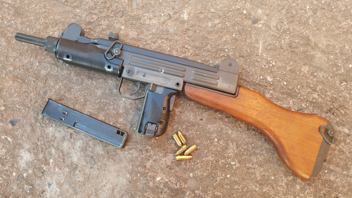 Tuy nhiên tiểu liên Uzi thực sự là sự tiến hóa hơn là cách mạng, mặc dù có cấu tạo nhỏ gọn, nhưng Uzi không phải là thiết kế đầu tiên sử dụng lên đạn kiểu phản lực; mà thiết kế này phổ biến kể cả trên khẩu súng ngắn bán tự động như khẩu Colt M1911.