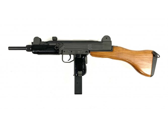 Mẫu súng tiểu liên Uzi ban đầu nặng 3,5 kg và có tốc độ bắn 600 viên/phút. Súng được chế tạo theo phương pháp dập nguội, phù hợp với điều kiện sản xuất của Israel khi đó và cũng giảm giá thành so với các loại vũ khí hiện đại được gia công. Súng có tương đối ít bộ phận chuyển động, dễ dàng tháo lắp và bảo quản.