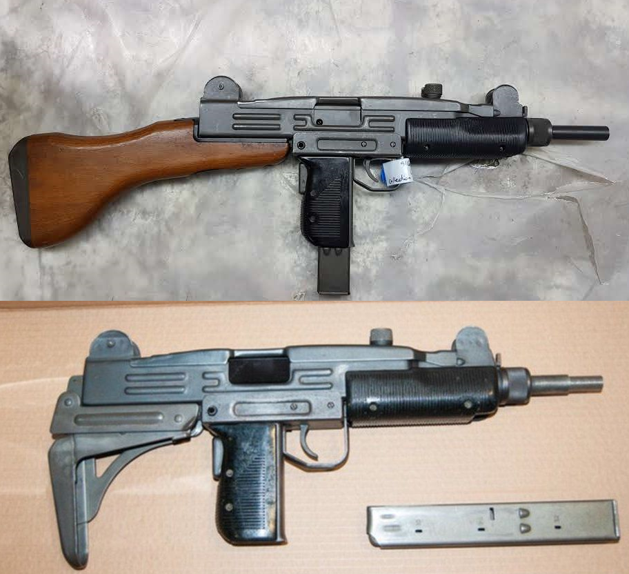 Ở phiên bản đầu tiên, khẩu Uzi sử dụng báng súng bằng gỗ, lắp cố định và phiên bản đó lần đầu tiên tham chiến trong Cuộc khủng hoảng kênh đào Suez năm 1956, trong khi các mẫu sau này được trang bị báng súng bằng kim loại, có thể gập gọn.