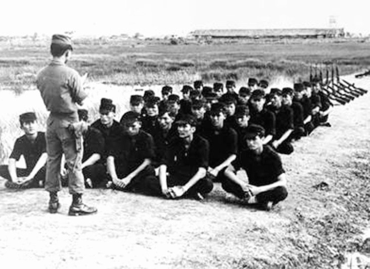 Mỗi khóa huấn luyện có khoảng 500 người, thời gian học tập từ 3-6 tháng. Chương trình đào tạo gồm các môn quân sự, chính trị (tâm lý chiến) lồng ghép vào các bài học văn hóa, y tế, nông hội, cải cách điền địa v.v...