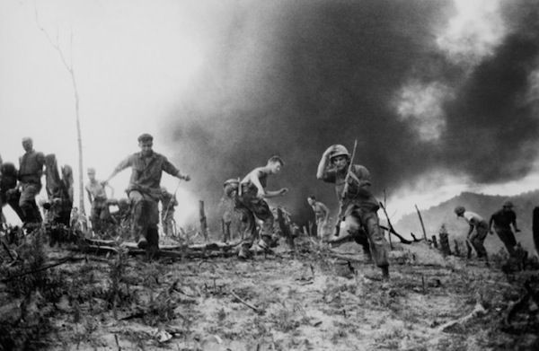 Quân dân Long Sơn cùng với lực lượng A32 đánh trả quyết liệt, bắn rơi 2 trực thăng của quân đội Hoàng gia Australia, tiêu diệt nhiều bộ binh, địch buộc phải lui quân. Nguồn ảnh: TL.