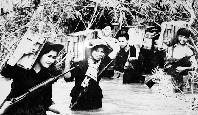 Sau khi tổ chức trinh sát, các chiến sĩ A32 cùng với du kích Long Sơn dùng bao nilon bọc kín các trái đạn, rồi vận chuyển ngầm dưới mặt nước, chuyển đạn vào các trận địa gần các mục tiêu tập kích. Trước khi trận đánh bắt đầu, A32 và các lực lượng vũ trang của Thị đội tổ chức trận địa chốt chặn địch, yểm trợ cho Trung đoàn 274 pháo kích theo kế hoạch.