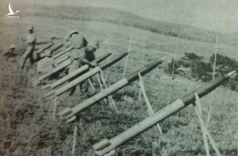 Trận địa ĐKB của ta được bố trí trên những thửa ruộng mới gặt, ngụy trang kỹ lưỡng. Lực lượng A32 và du kích Long Sơn chốt chặn ở hướng Bến Đá sẵn sàng đánh địch bảo vệ an toàn trận địa pháo. Khoảng 10 giờ, pháo binh ta phát hỏa, những quả đạn ĐKB và H12 lao vút vào trung tâm huấn luyện Chí Linh và cảng Rạch Dừa.