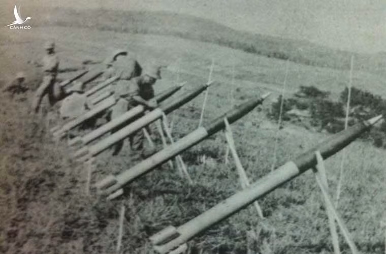 Trận địa ĐKB của ta được bố trí trên những thửa ruộng mới gặt, ngụy trang kỹ lưỡng. Lực lượng A32 và du kích Long Sơn chốt chặn ở hướng Bến Đá sẵn sàng đánh địch bảo vệ an toàn trận địa pháo. Khoảng 10 giờ, pháo binh ta phát hỏa, những quả đạn ĐKB và H12 lao vút vào trung tâm huấn luyện Chí Linh và cảng Rạch Dừa.