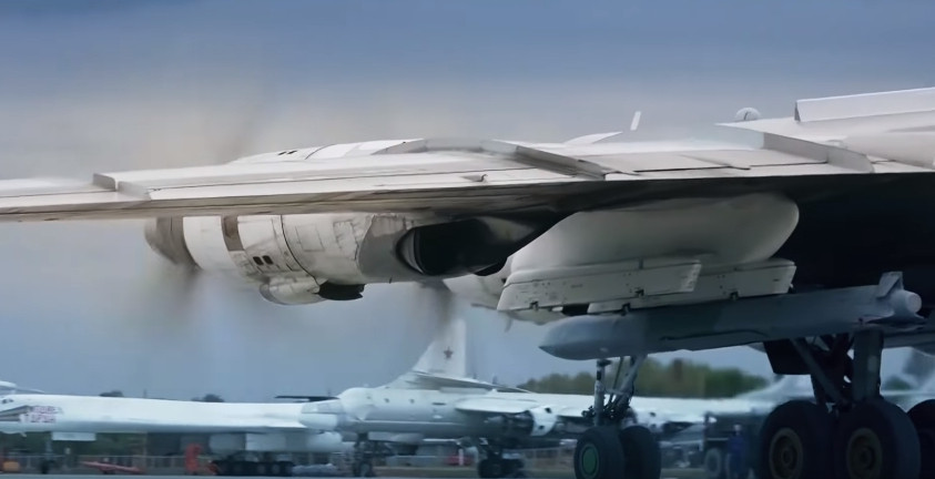 Ngoài công nghệ thiết kế tên lửa để giảm mức độ bộ lộc tín hiệu radar; để tránh sự phát hiện của các hệ thống radar và quan sát hồng ngoại của đối phương, Kh-101 còn được thiết kế để luôn bay bám địa hình ở độ cao cực thấp như tên lửa hành trình Tomahawk của Mỹ.