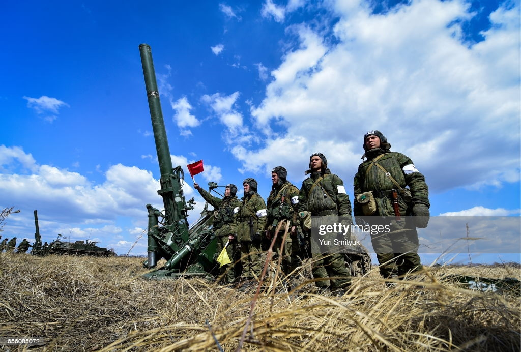 Kíp lái 2S4 có năm quân nhân bao gồm một chỉ huy và lái xe, cộng thêm 3 quân hỗ trợ để vận hành súng cối. Các binh sĩ bổ sung thường được vận chuyển bởi một xe bọc thép riêng biệt.