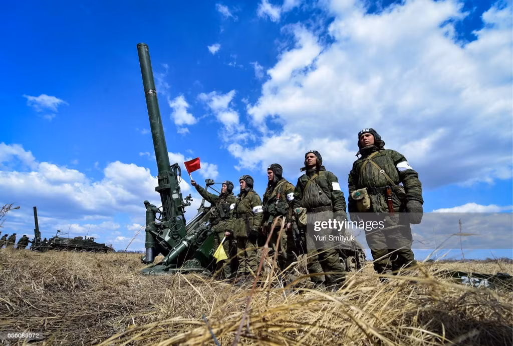 Kíp lái 2S4 có năm quân nhân bao gồm một chỉ huy và lái xe, cộng thêm 3 quân hỗ trợ để vận hành súng cối. Các binh sĩ bổ sung thường được vận chuyển bởi một xe bọc thép riêng biệt.