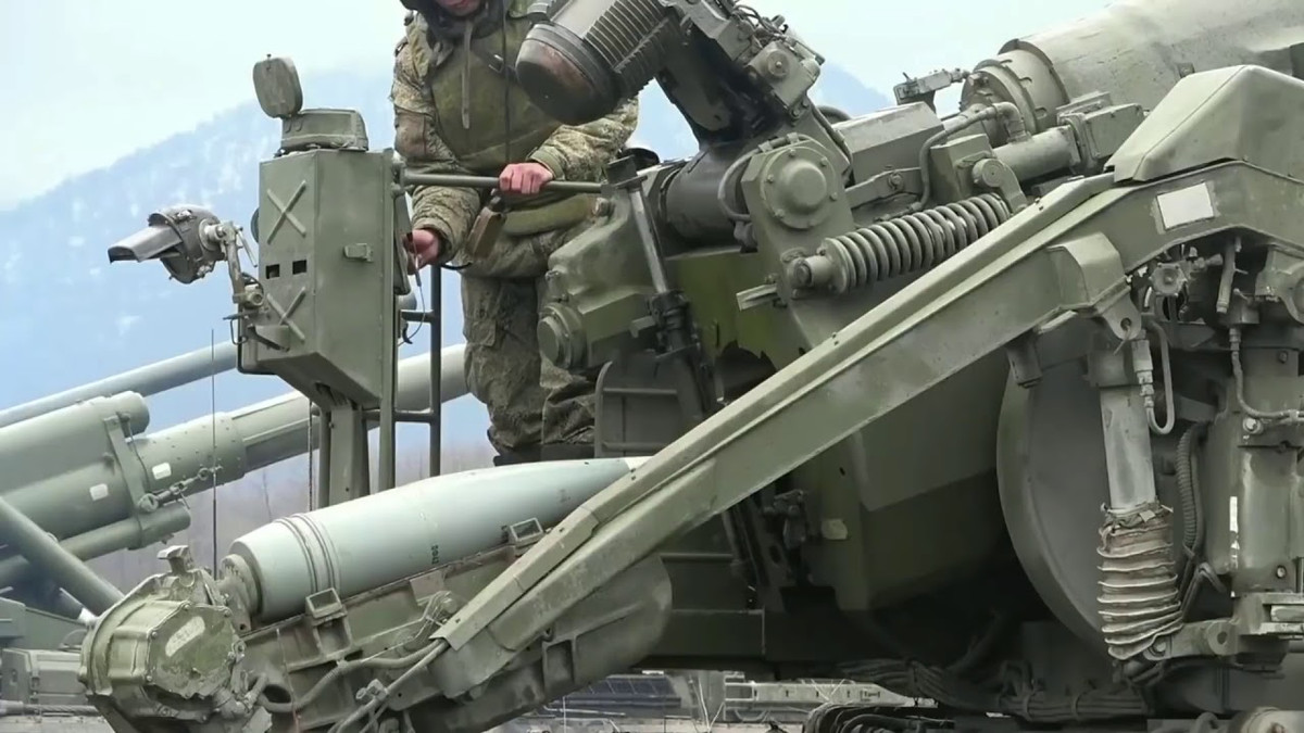 Năm 1970 một loại đạn hỗ trợ tên lửa mới cho 2S4 được phát triển, là ARM-0-3WF2 sử dụng liều phóng 4BN56 có thể đẩy một quả đạn nổ nặng 228 kg với tầm bắn tối đa là 18 km. Ngoài ra 2S4 cũng có thể bắn đạn mang đầu đạn hạt nhân 3B4, có đương lượng nổ khoảng 2 Kiloton.