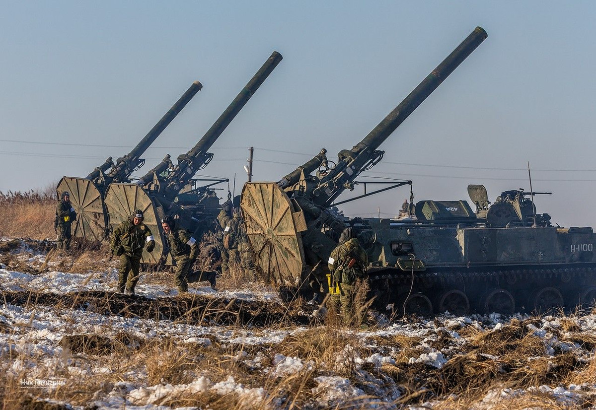 Lô súng cối đầu tiên gồm ba chiếc được hoàn thành vào giữa năm 1969, ngay lập tức được đưa vào chương trình thử nghiệm tại nhà máy và kết thúc vào tháng 10. 2S4 được quân đội Liên Xô đưa vào biên chế hai năm sau đó và việc sản xuất hàng loạt bắt đầu vào năm 1974.