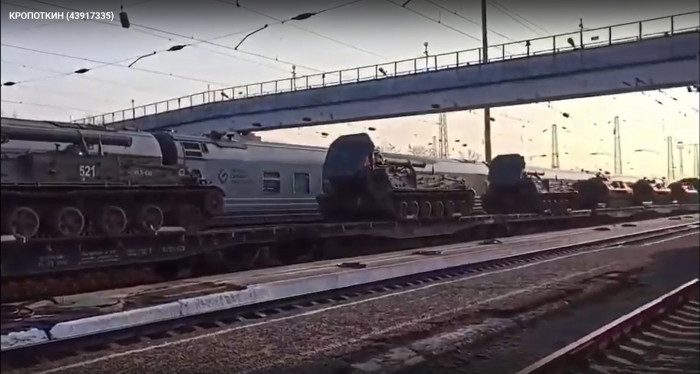 Theo thông tin mới nhất, quân đội Nga đã vận chuyển những khẩu pháo cối tự hành 2S4 240 mm bằng tàu hỏa về bán đảo Crimea. Một đoạn clip trên mạng xã hội Nga cho thấy những khẩu 2S4 đang nằm trên các toa tàu chuẩn bị được lăn bánh.