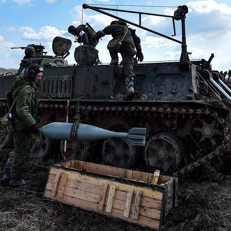 Đạn chính của 2S4 là đạn cối 53-F-864 có sức nổ cao, chứa 32 kg thuốc nổ và có tổng trọng lượng là 130,7 kg. Đạn sử dụng hệ thống phóng gồm 5 phần, có thể thay đổi vận tốc đầu nòng từ 158 đến 362 m/s và đảm bảo tầm bắn từ 800 đến 9.650 m.