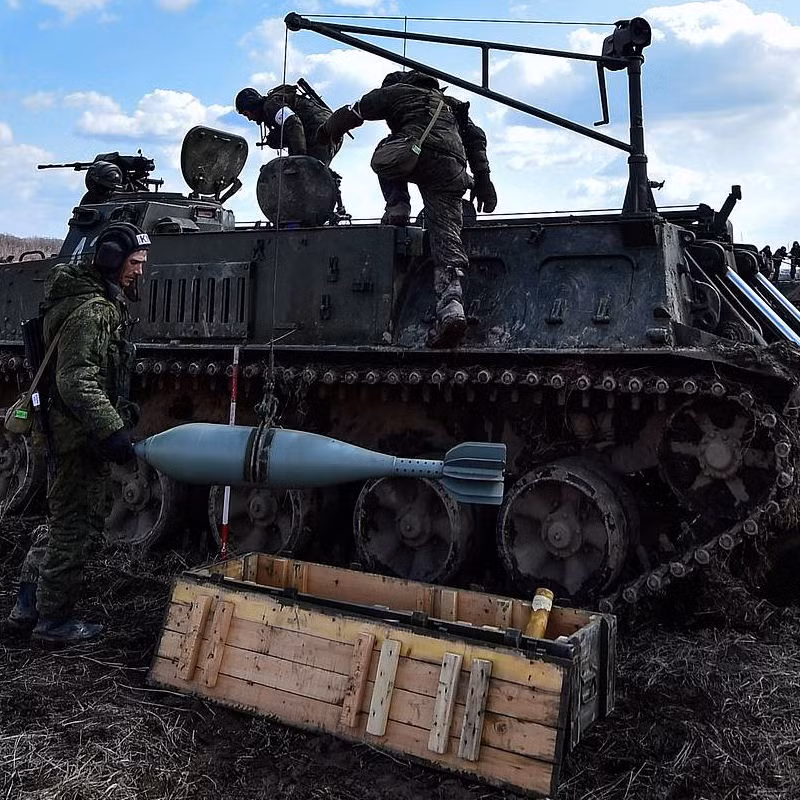 Đạn chính của 2S4 là đạn cối 53-F-864 có sức nổ cao, chứa 32 kg thuốc nổ và có tổng trọng lượng là 130,7 kg. Đạn sử dụng hệ thống phóng gồm 5 phần, có thể thay đổi vận tốc đầu nòng từ 158 đến 362 m/s và đảm bảo tầm bắn từ 800 đến 9.650 m.