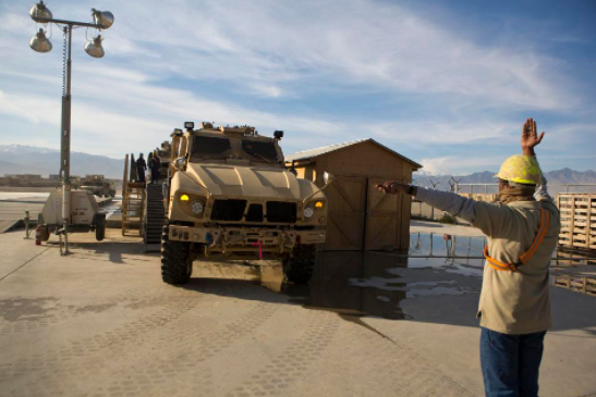 Còn tại Yemen, khi chế độ Saleh sụp đổ vào năm 2011; trong 30 năm cầm quyền, chế độ Saleh được trang bị hàng tỷ USD vũ khí và trang thiết bị quân sự; điều này cuối cùng dẫn đến việc vũ khí và trang bị do Mỹ cung cấp rơi vào tay lực lượng vũ trang Houthi, một lực lượng đối đầu với quyền lợi của Mỹ.