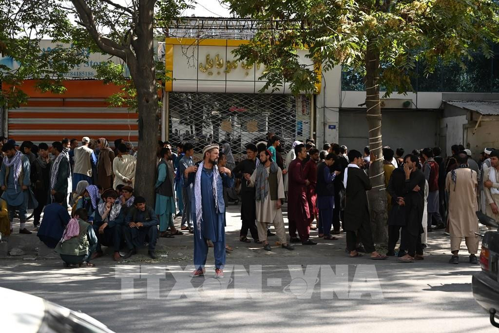 Không chỉ vậy, dự trữ tiền tệ của quốc gia này hiện đang rất eo hẹp. Mặc dù Taliban đã mở lại ngân hàng vào tuần trước, nhưng họ giới hạn nghiêm ngặt số lượng rút tiền, và tổng số tiền mỗi người rút mỗi tuần không được vượt quá 200 đô la Mỹ.