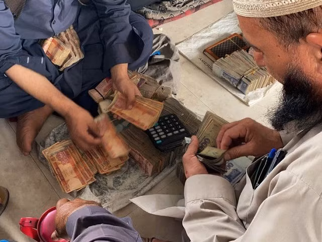 Theo quan sát của phóng viên "Thời báo Hoàn cầu", những ngày này thường thấy khoảng 20, 30 người ngồi bên vệ đường chờ ngân hàng mở cửa. Một số doanh nhân tiết lộ với giới truyền thông rằng trao đổi thương mại gần đây của Afghanistan đã giảm sút, chủ yếu là do khả năng thanh toán của các nhà nhập khẩu giảm.