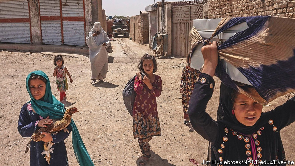 Việc đóng băng viện trợ quốc tế đã gây nhiều áp lực lên cuộc sống của người dân Afghanistan. Theo báo cáo trên tạp chí "Foreign Policy" của Mỹ, tỷ lệ thất nghiệp và tỷ lệ lạm phát hiện tại của Afghanistan vẫn ở mức cao. Nguồn cung cấp thiếu hụt, giá cả các nhu yếu phẩm trong nước tăng cao, chất lượng cuộc sống của nhiều gia đình giảm sút.