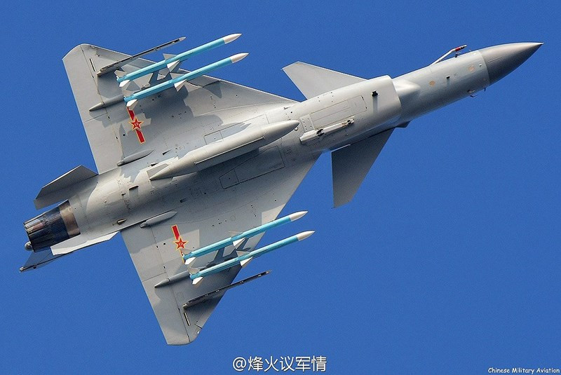 Những chiếc J-10 của Trung Quốc gần đây đã gây chú ý, khi J-10 cùng với Su-30MKK của Trung Quốc tham gia “không chiến” trong bối cảnh mưa giông lớn và tầm nhìn kém, để kiểm tra khả năng sẵn sàng chiến đấu trong mọi điều kiện thời tiết của PLA.