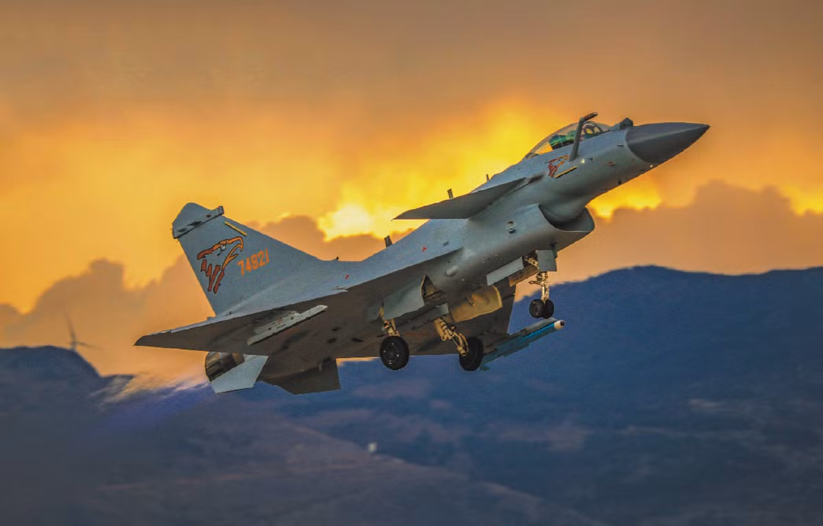 Làm nổi bật tầm quan trọng của động cơ nội địa, các chuyên gia quân sự phân tích, các cánh hoa của vòi phun trên động cơ WS-10, rộng hơn đáng kể so với trên động cơ AL-31 và WS-10 có cấu trúc vòng bao quanh bên trong vòi phun, mà AL -31 không có. Như vậy có thể thấy, vòi phun WS-10 có phần nhẹ hơn so với động cơ của Nga.