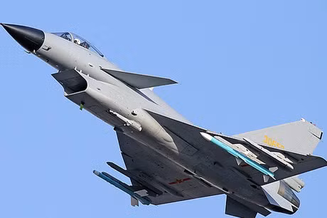 J-10 (NATO định danh là Firebird) là một máy bay chiến đấu đa nhiệm hạng nhẹ, một động cơ, có khả năng hoạt động trong mọi thời tiết. Được thiết kế cho các nhiệm vụ không đối không và tấn công của Lực lượng Không quân Trung Quốc (PLAAF).