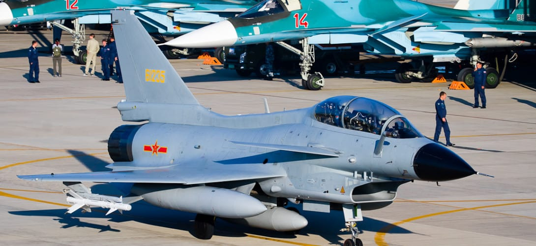 Chiến đấu cơ J-10 được sản xuất bởi Tập đoàn Máy bay Thành Đô (CAC), và đã thực hiện chuyến bay đầu tiên vào năm 1998; được công bố đưa vào hoạt động trong Quân đội Trung Quốc năm 2003, sau gần 18 năm phát triển.