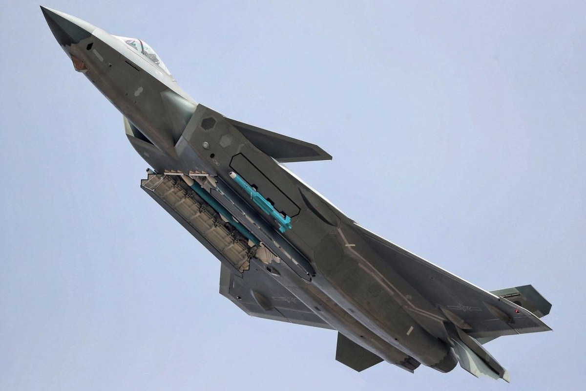 Những máy bay chiến đấu tàng hình thế hệ thứ 5 của Mỹ là F-35 và F-22 Raptor, hiện sẽ phải đối mặt với những thách thức từ J-20 và Su-57. Hai đối thủ lớn của Mỹ là Trung Quốc và Nga cũng đang phát triển máy bay chiến đấu thế hệ thứ sáu của để cạnh tranh với Mỹ.