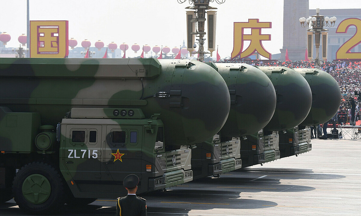 Bản báo cáo cho biết ước tính có 272 trong số 350 đầu đạn hạt nhân của Trung Quốc đang hoạt động. Ước tính, bao gồm 204 đầu đạn tên lửa đất đối đất, 48 đầu đạn phóng từ tàu ngầm và 20 quả bom trọng lực sử dụng trên máy bay ném bom chiến lược.